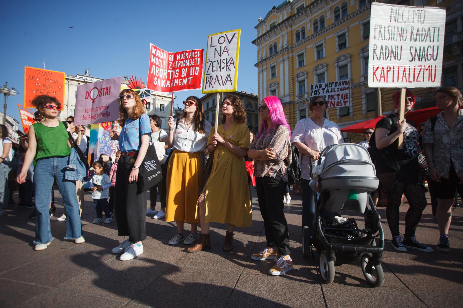 Rijeka: Prosvjed Dosta! Uništavanja javnog zdravstva i ugrožavanja zdravlja žena! Rijeka: Prosvjed Dosta! Uništavanja javnog zdravstva i ugrožavanja zdravlja žena!