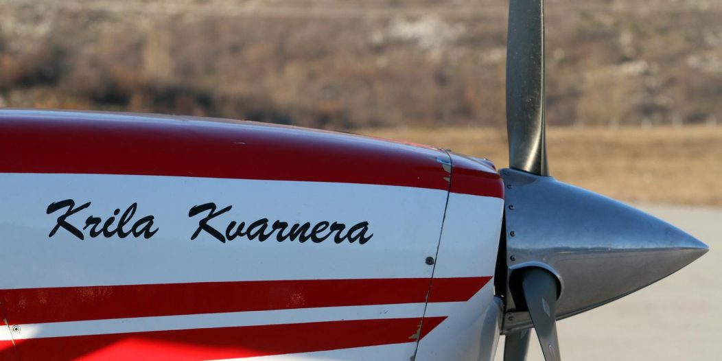 Rijeka: Posjetitelji razgledavaju sportske avione aerokluba Krila Kvarnera Rijeka: Posjetitelji razgledavaju sportske avione aerokluba Krila Kvarnera