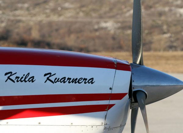 Rijeka: Posjetitelji razgledavaju sportske avione aerokluba Krila Kvarnera