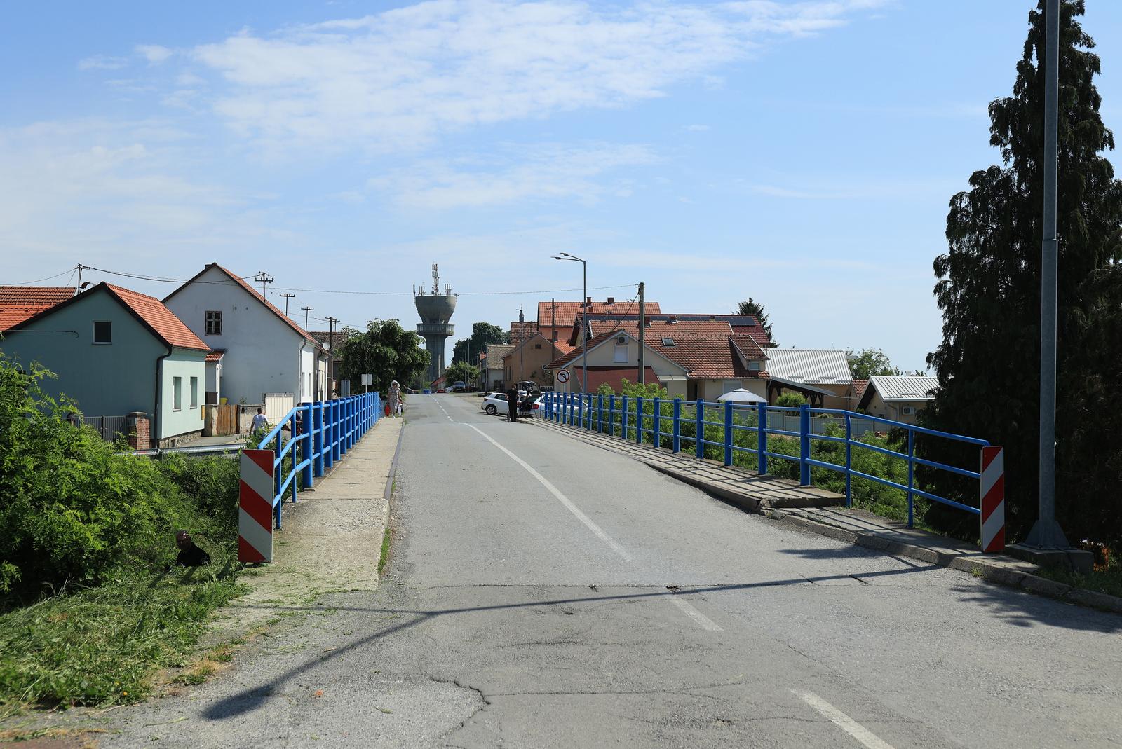 Našice: Muškarac ubio djevojku pa pokušao počiniti samoubojstvo Našice: Muškarac ubio djevojku pa pokušao počiniti samoubojstvo