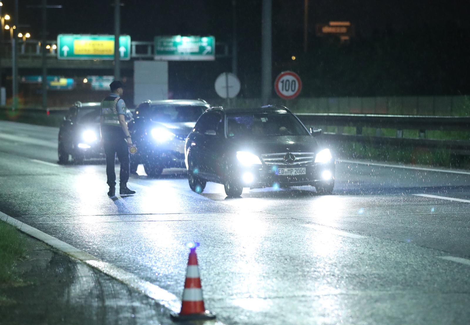 Zatvorena autocesta Zagreb – Karlovac u oba smjera, navijači se potukli s policijom