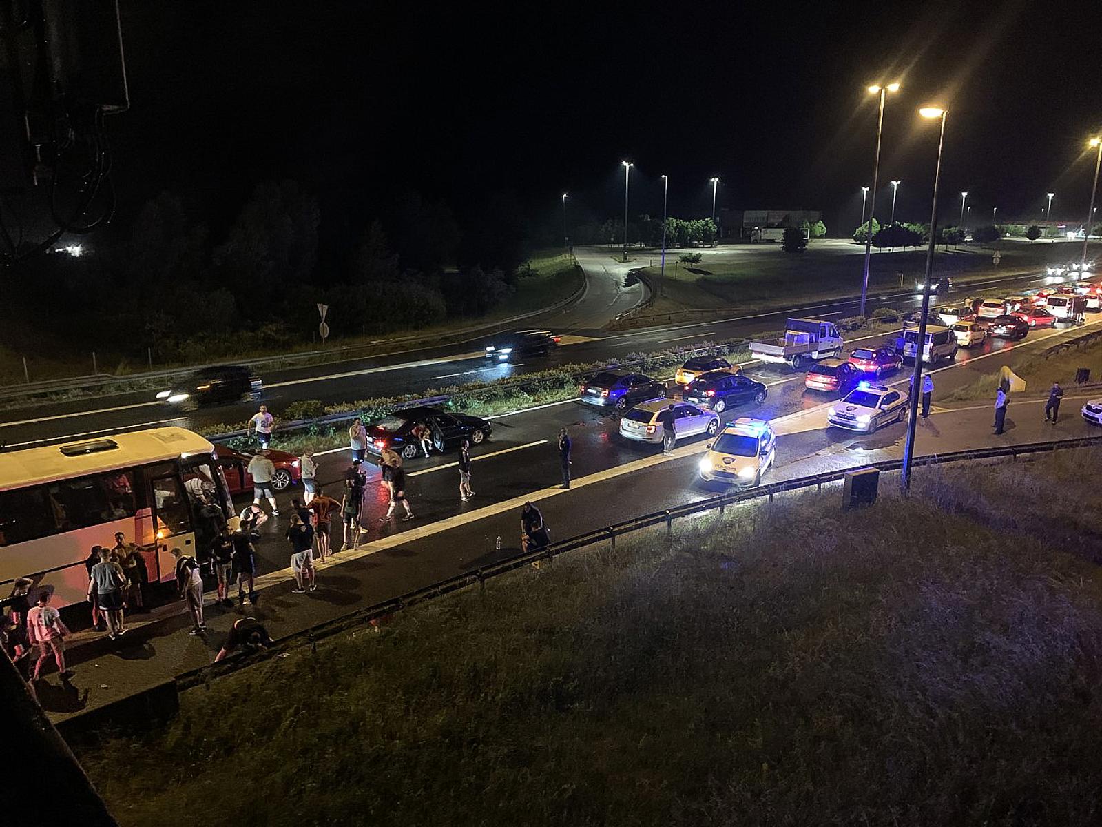 Zagreb: Torcida na povratku na autocesti napala policiju koja je uzvratila vatrenim oružjem Zagreb: Torcida na povratku na autocesti napala policiju koja je uzvratila vatrenim oružjem