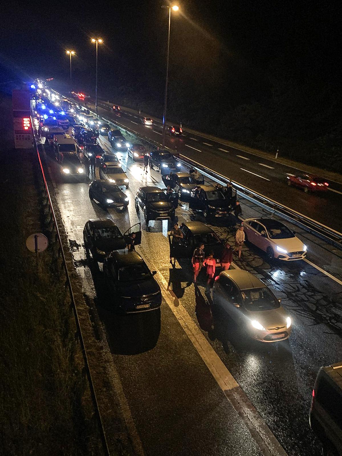 Zagreb: Torcida na povratku na autocesti napala policiju koja je uzvratila vatrenim oružjem Zagreb: Torcida na povratku na autocesti napala policiju koja je uzvratila vatrenim oružjem