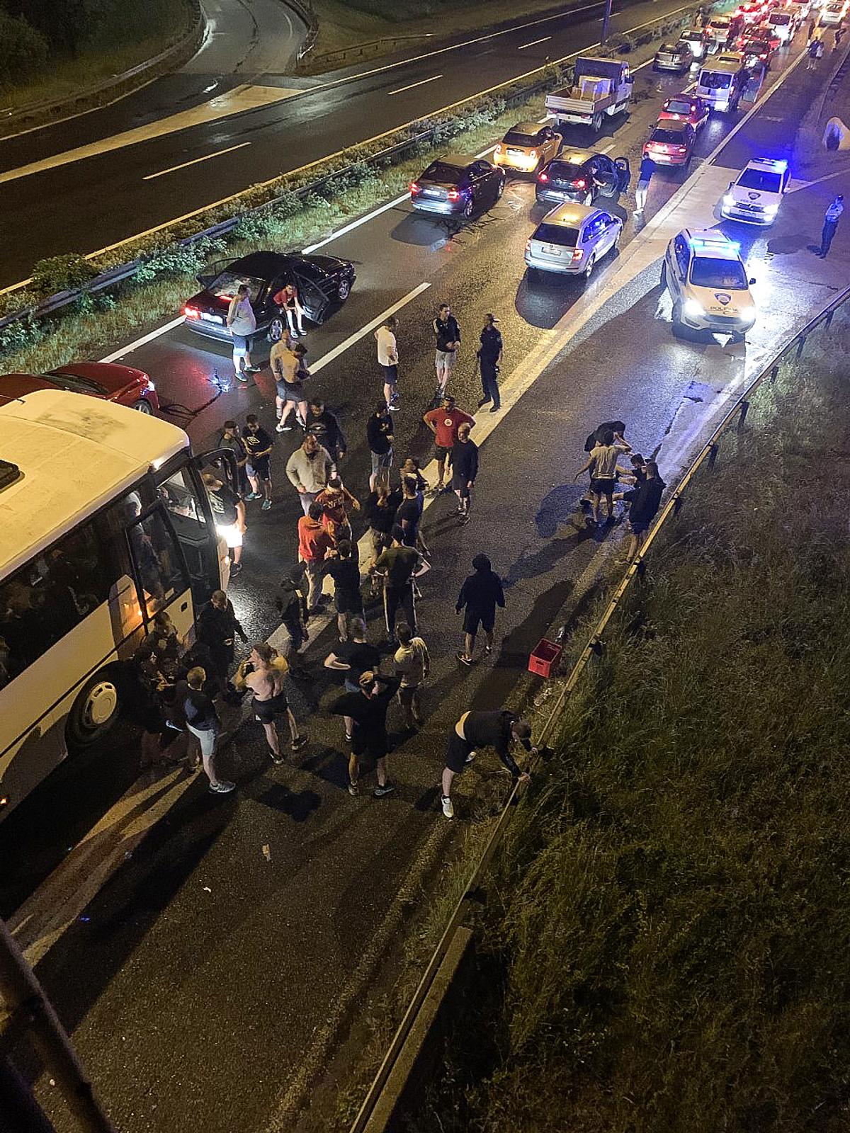 Zagreb: Torcida na povratku na autocesti napala policiju koja je uzvratila vatrenim oružjem Zagreb: Torcida na povratku na autocesti napala policiju koja je uzvratila vatrenim oružjem