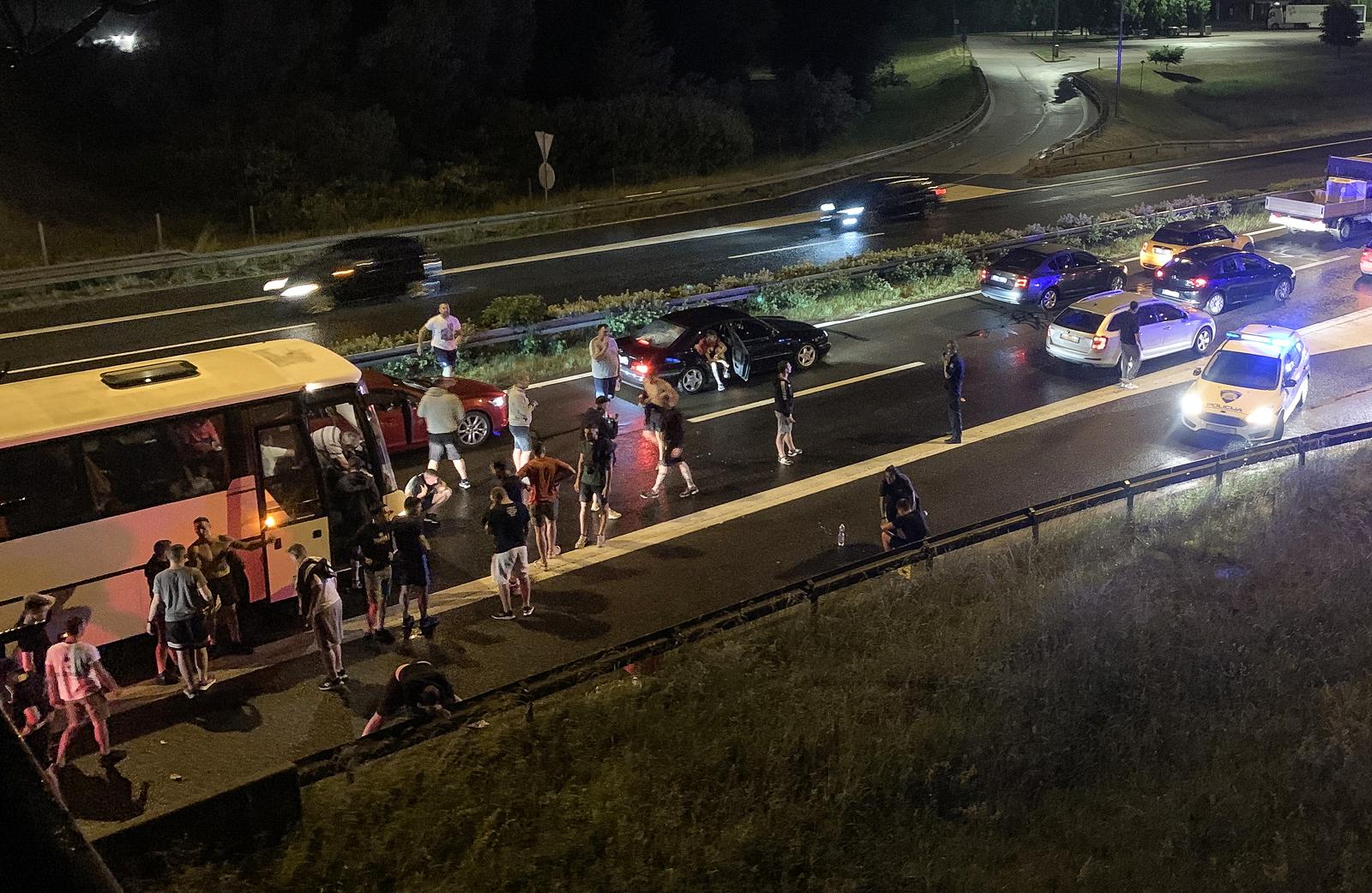 Zagreb: Torcida na povratku na autocesti napala policiju koja je uzvratila vatrenim oružjem Zagreb: Torcida na povratku na autocesti napala policiju koja je uzvratila vatrenim oružjem