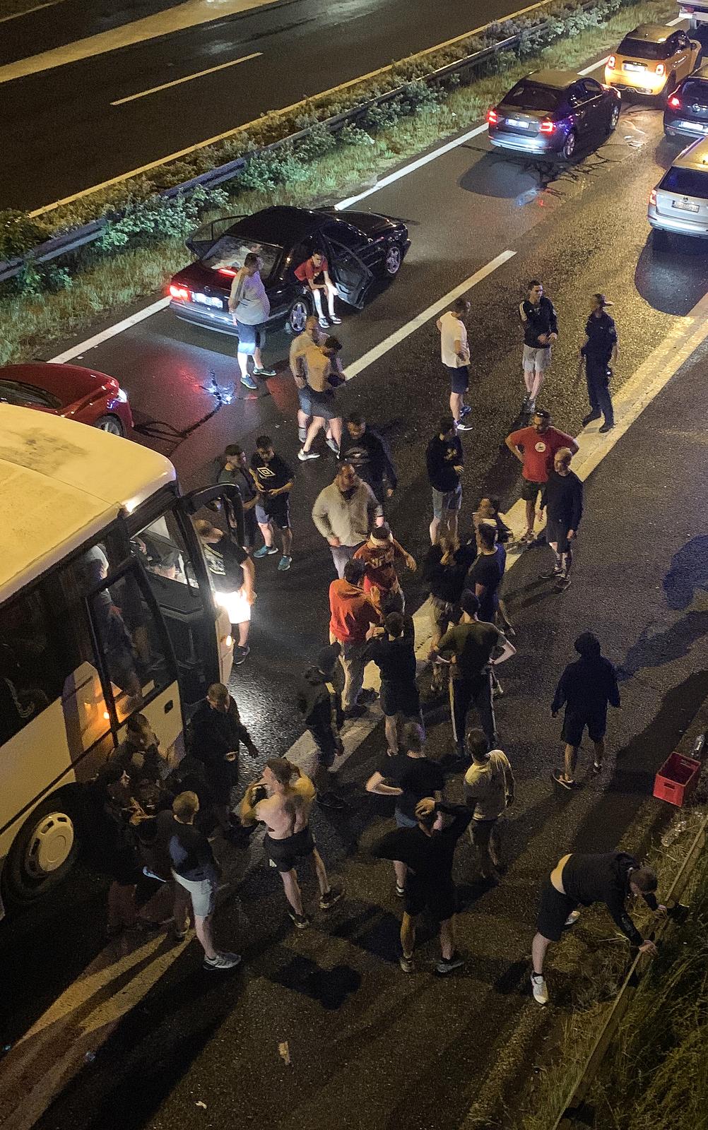 Zagreb: Torcida na povratku na autocesti napala policiju koja je uzvratila vatrenim oružjem Zagreb: Torcida na povratku na autocesti napala policiju koja je uzvratila vatrenim oružjem