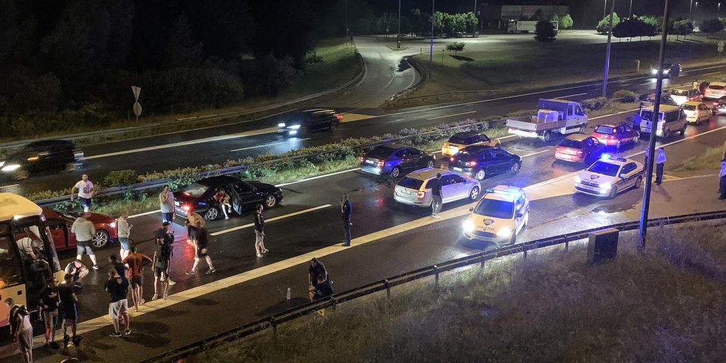 Zagreb: Torcida na povratku na autocesti napala policiju koja je uzvratila vatrenim oružjem Zagreb: Torcida na povratku na autocesti napala policiju koja je uzvratila vatrenim oružjem