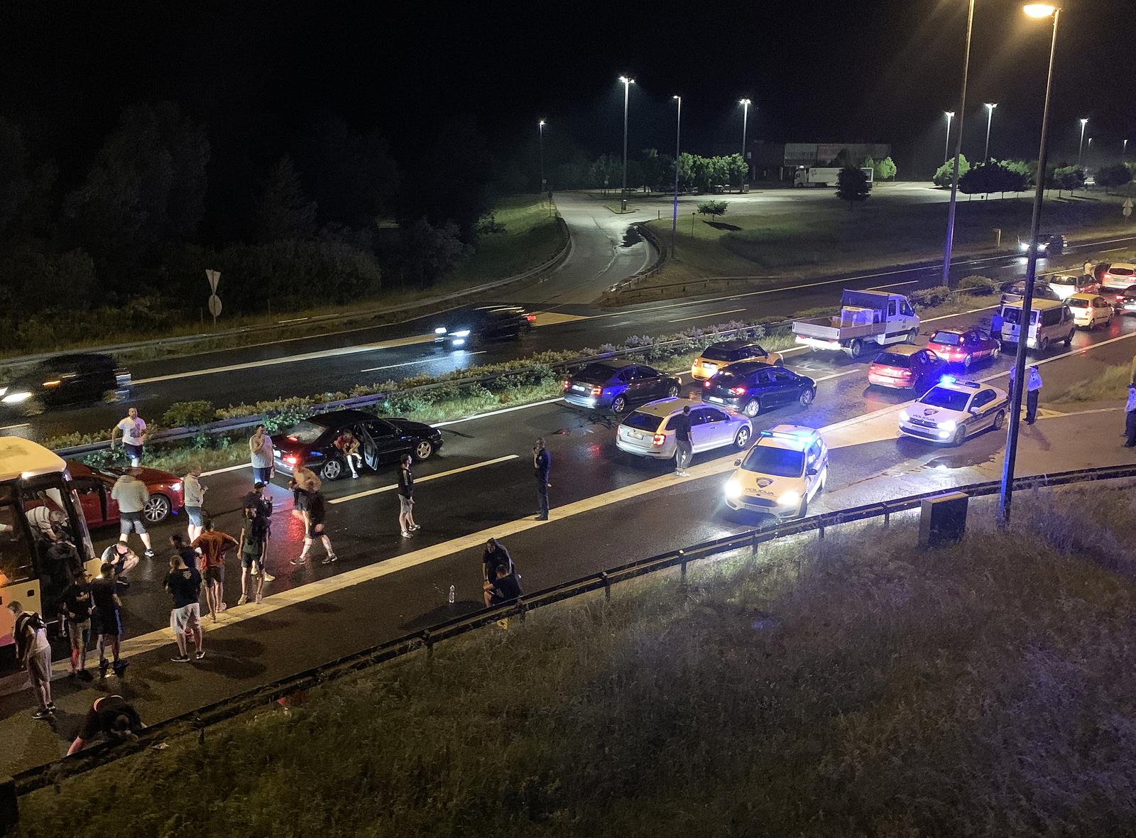 Zagreb: Torcida na povratku na autocesti napala policiju koja je uzvratila vatrenim oružjem Zagreb: Torcida na povratku na autocesti napala policiju koja je uzvratila vatrenim oružjem