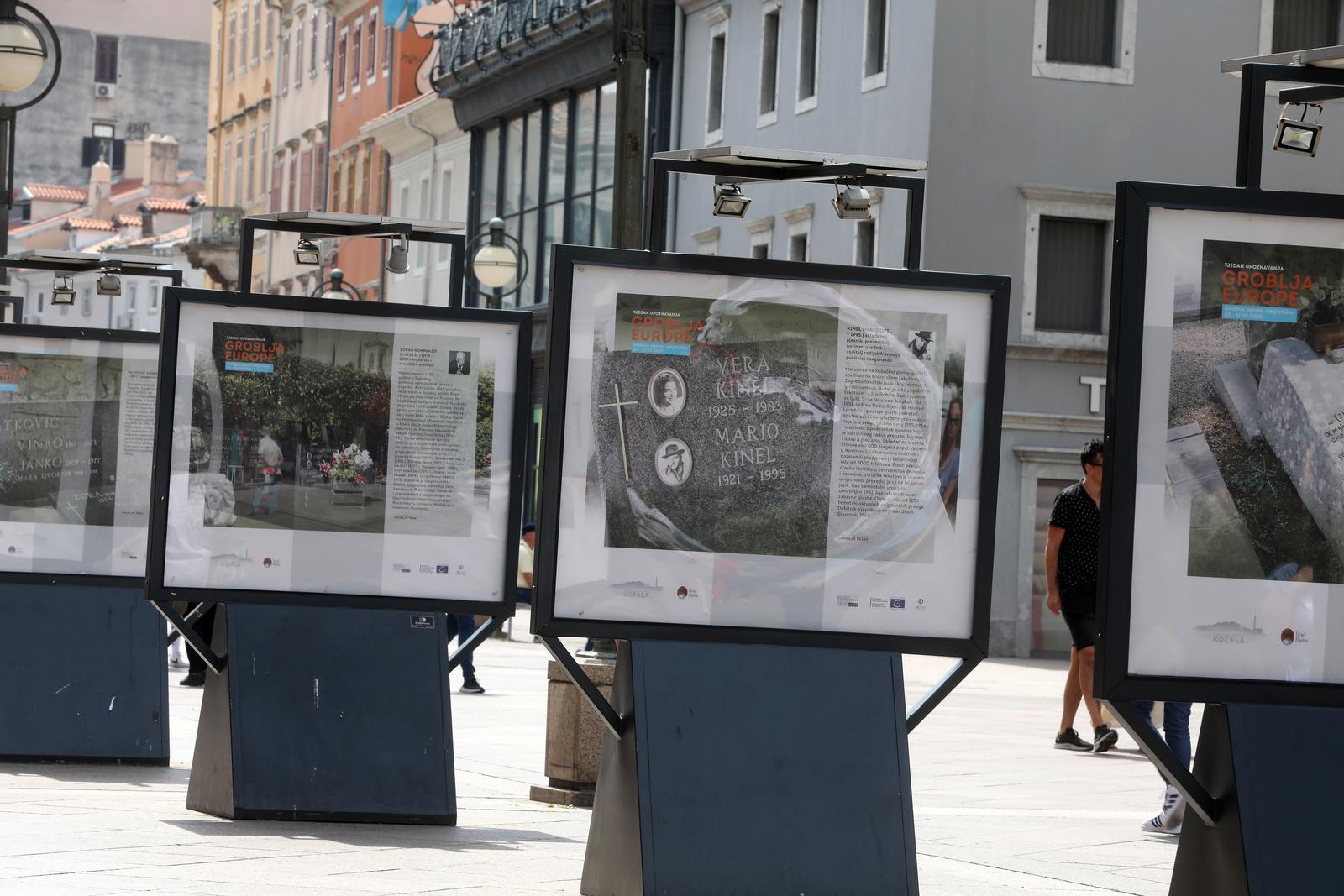 Rijeka: Na Korzu otvorena je izložba 16 fotografija grobnih mjesta umjetnika Rijeka: Na Korzu otvorena je izložba 16 fotografija grobnih mjesta umjetnika