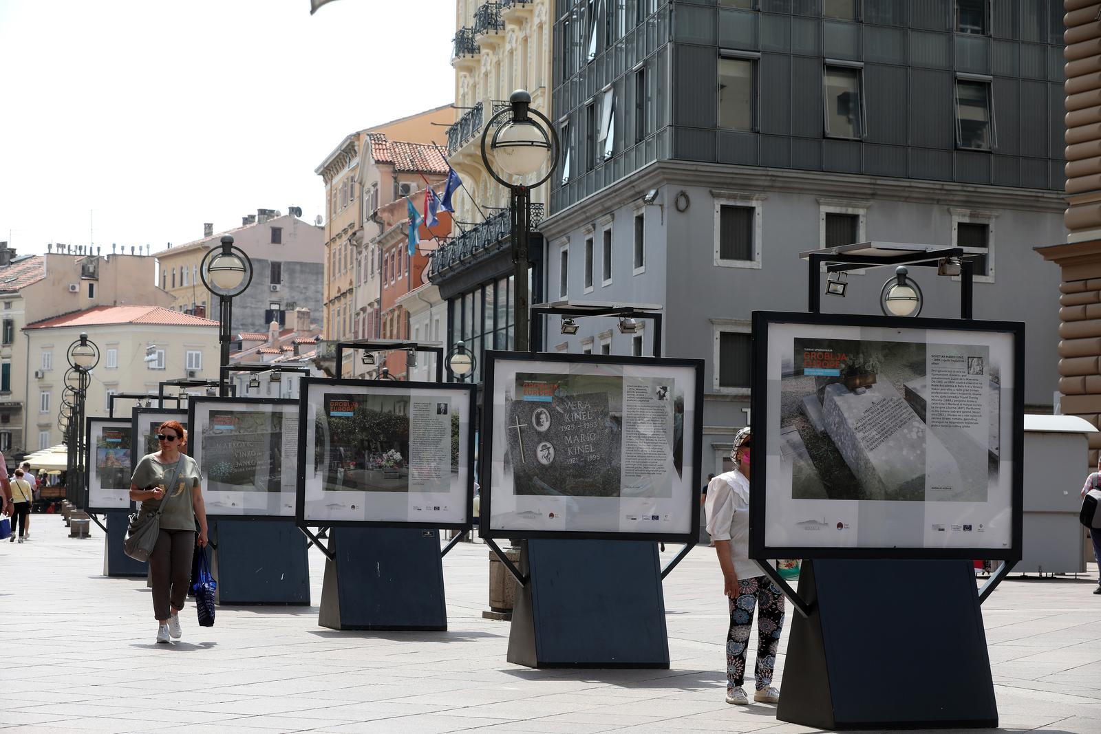 Rijeka: Na Korzu otvorena je izložba 16 fotografija grobnih mjesta umjetnika Rijeka: Na Korzu otvorena je izložba 16 fotografija grobnih mjesta umjetnika