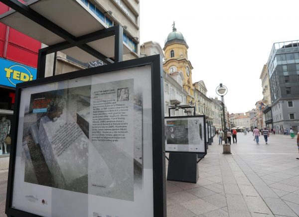Rijeka: Na Korzu otvorena je izložba 16 fotografija grobnih mjesta umjetnika