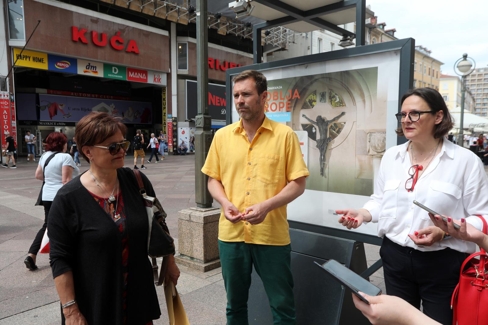 Rijeka: Na Korzu otvorena je izložba 16 fotografija grobnih mjesta umjetnika Rijeka: Na Korzu otvorena je izložba 16 fotografija grobnih mjesta umjetnika