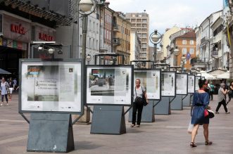 Rijeka: Na Korzu otvorena je izložba 16 fotografija grobnih mjesta umjetnika Rijeka: Na Korzu otvorena je izložba 16 fotografija grobnih mjesta umjetnika