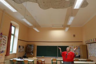 Rijeka: U osnovnoj školi Gelsi stropna žbuka pala na učenicu trećeg razreda Rijeka: U osnovnoj školi Gelsi stropna žbuka pala na učenicu trećeg razreda
