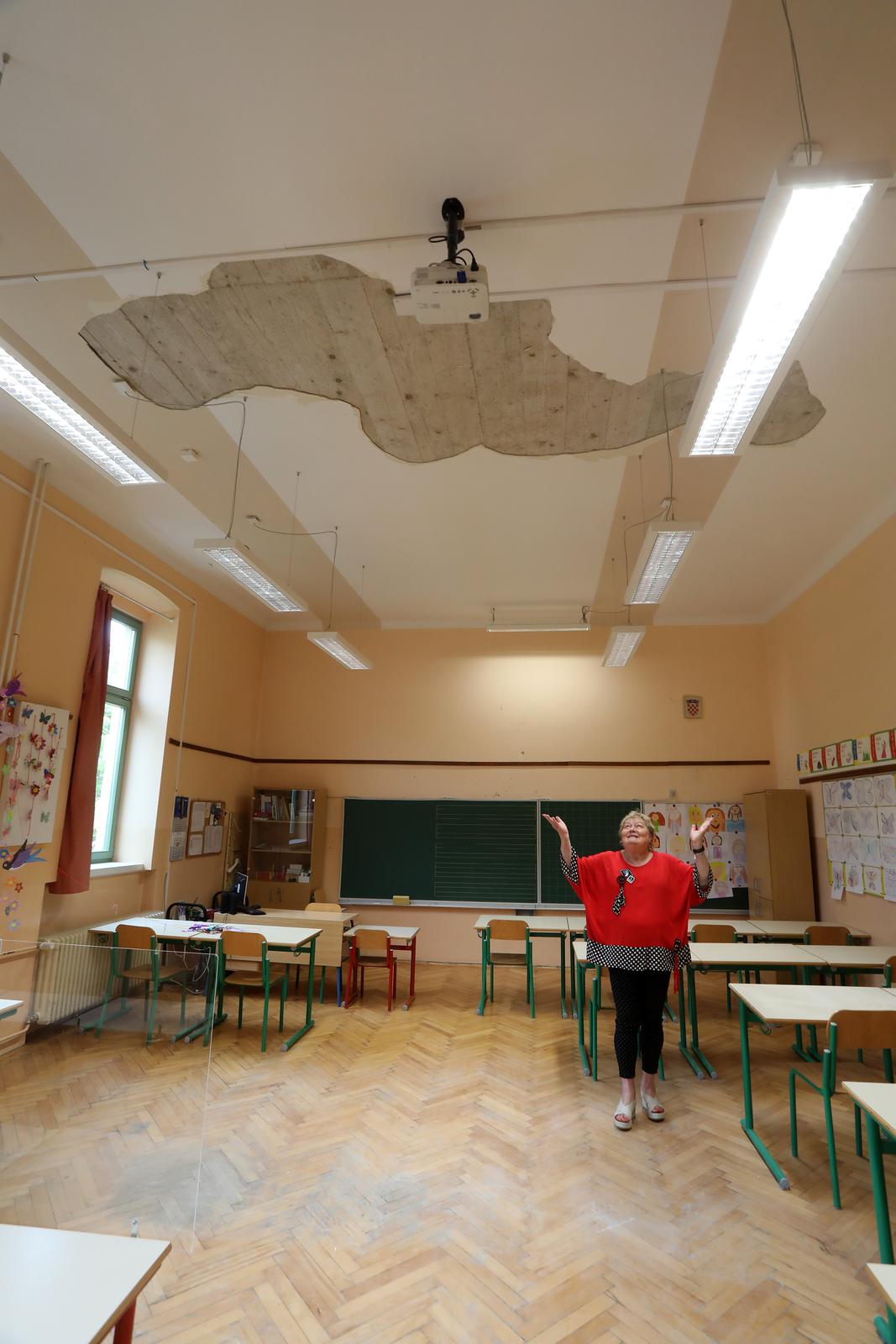 Rijeka: U osnovnoj školi Gelsi stropna žbuka pala na učenicu trećeg razreda Rijeka: U osnovnoj školi Gelsi stropna žbuka pala na učenicu trećeg razreda