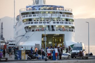 Baklje i dimne bombe u centru Rijeke: Armada krenula brodom na finale Kupa u Split Baklje i dimne bombe u centru Rijeke: Armada krenula brodom na finale Kupa u Split