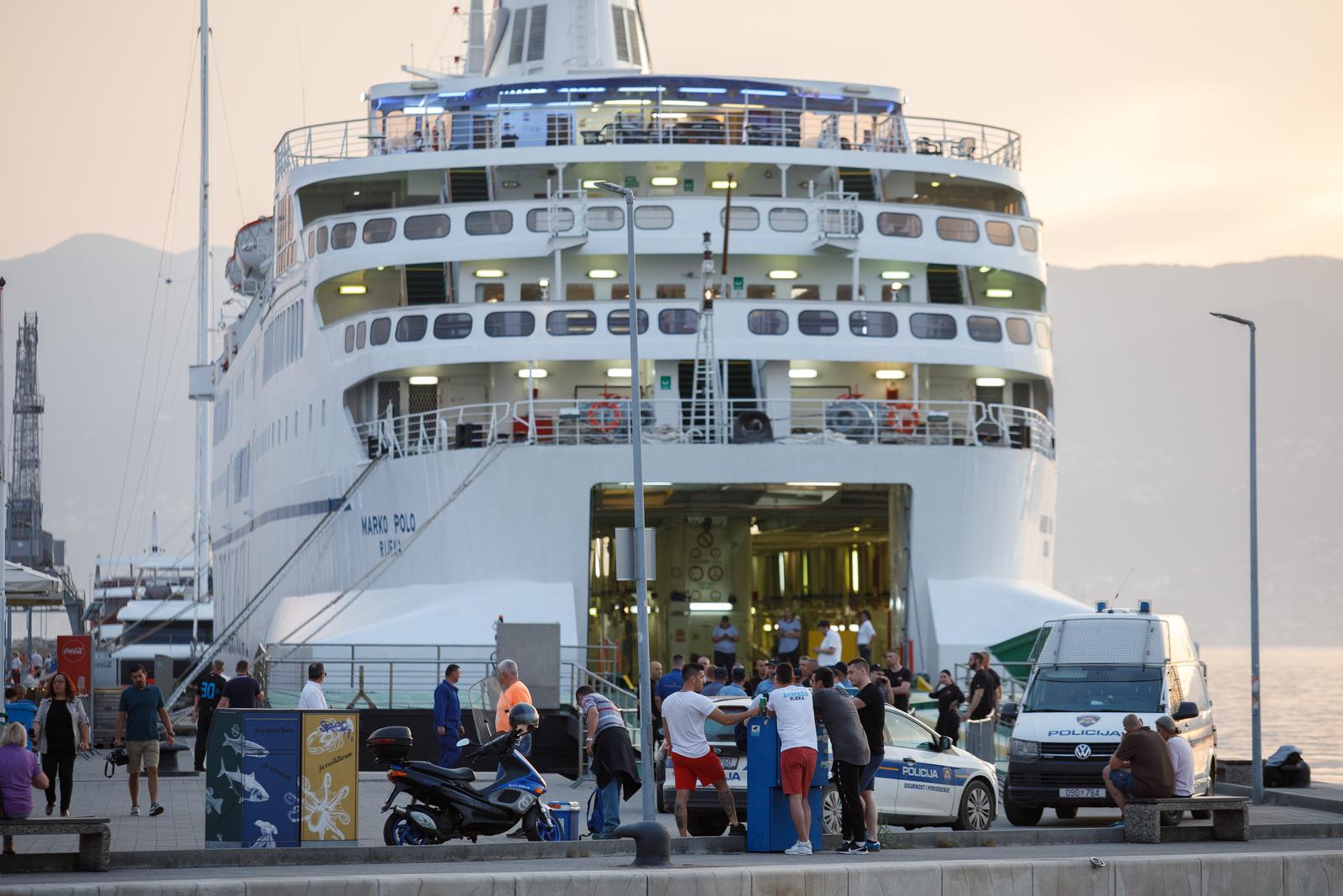 Baklje i dimne bombe u centru Rijeke: Armada krenula brodom na finale Kupa u Split Baklje i dimne bombe u centru Rijeke: Armada krenula brodom na finale Kupa u Split