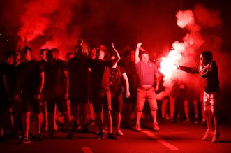 Baklje i dimne bombe u centru Rijeke: Armada krenula brodom na finale Kupa u Split Baklje i dimne bombe u centru Rijeke: Armada krenula brodom na finale Kupa u Split