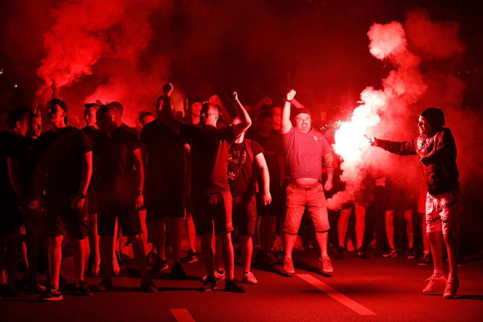 Baklje i dimne bombe u centru Rijeke: Armada krenula brodom na finale Kupa u Split Baklje i dimne bombe u centru Rijeke: Armada krenula brodom na finale Kupa u Split