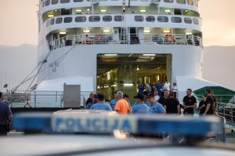 Baklje i dimne bombe u centru Rijeke: Armada krenula brodom na finale Kupa u Split Baklje i dimne bombe u centru Rijeke: Armada krenula brodom na finale Kupa u Split