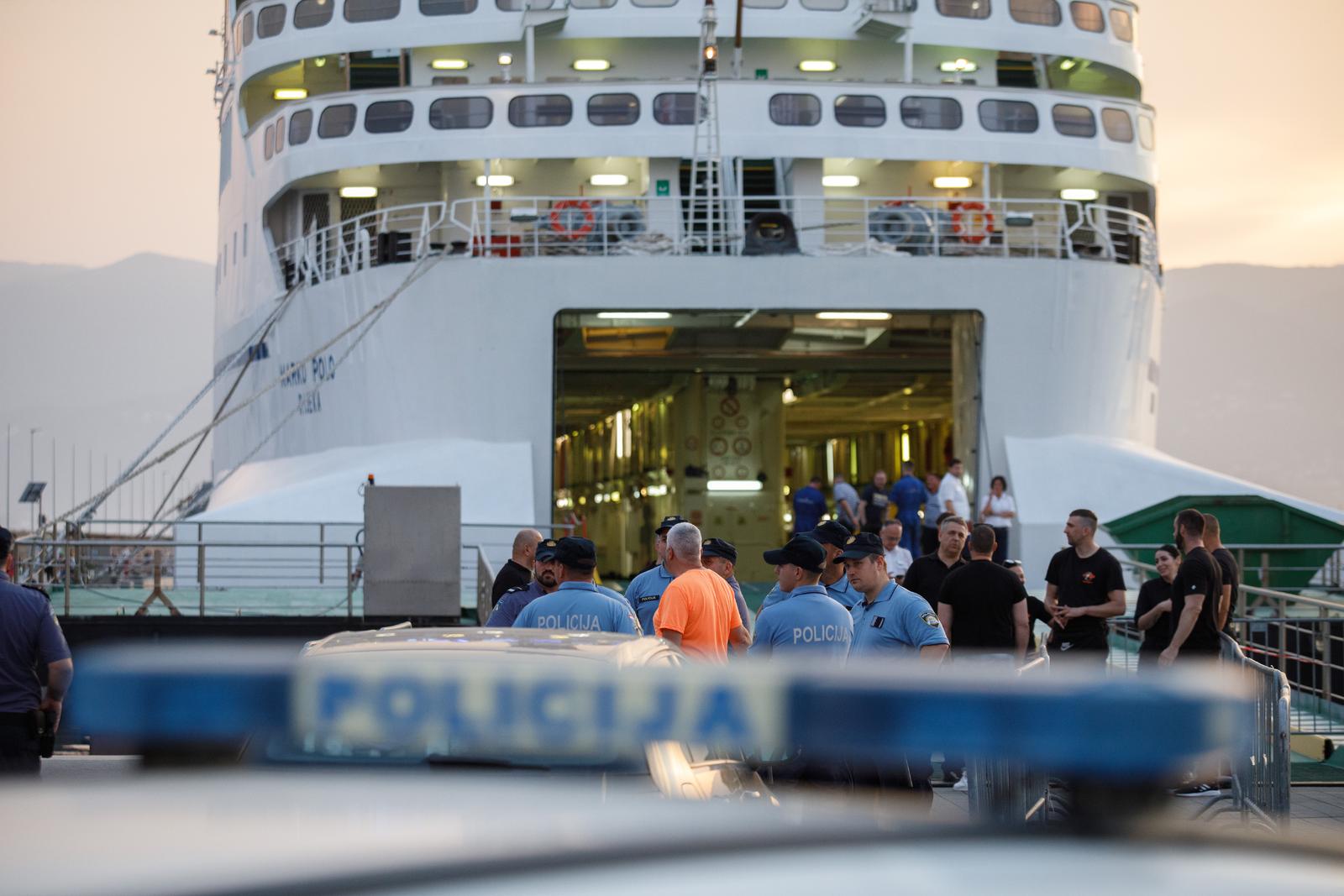 Baklje i dimne bombe u centru Rijeke: Armada krenula brodom na finale Kupa u Split Baklje i dimne bombe u centru Rijeke: Armada krenula brodom na finale Kupa u Split