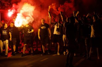 Baklje i dimne bombe u centru Rijeke: Armada krenula brodom na finale Kupa u Split Baklje i dimne bombe u centru Rijeke: Armada krenula brodom na finale Kupa u Split