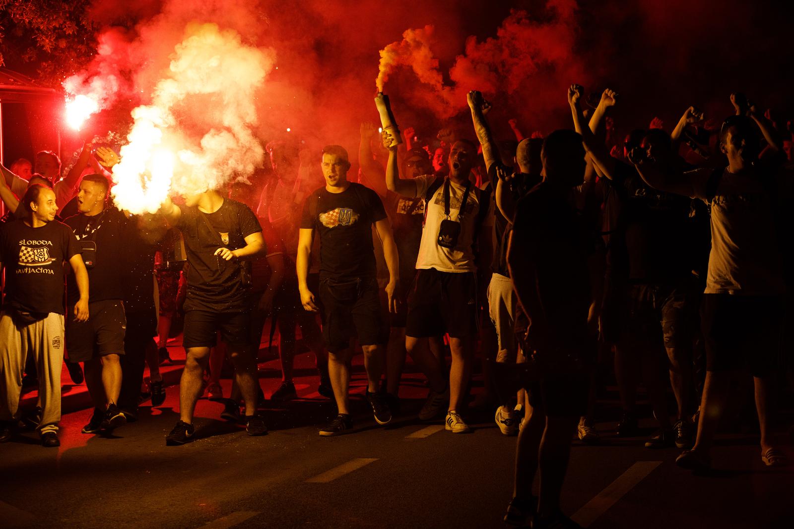 Baklje i dimne bombe u centru Rijeke: Armada krenula brodom na finale Kupa u Split Baklje i dimne bombe u centru Rijeke: Armada krenula brodom na finale Kupa u Split