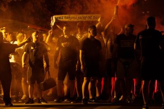 Baklje i dimne bombe u centru Rijeke: Armada krenula brodom na finale Kupa u Split Baklje i dimne bombe u centru Rijeke: Armada krenula brodom na finale Kupa u Split
