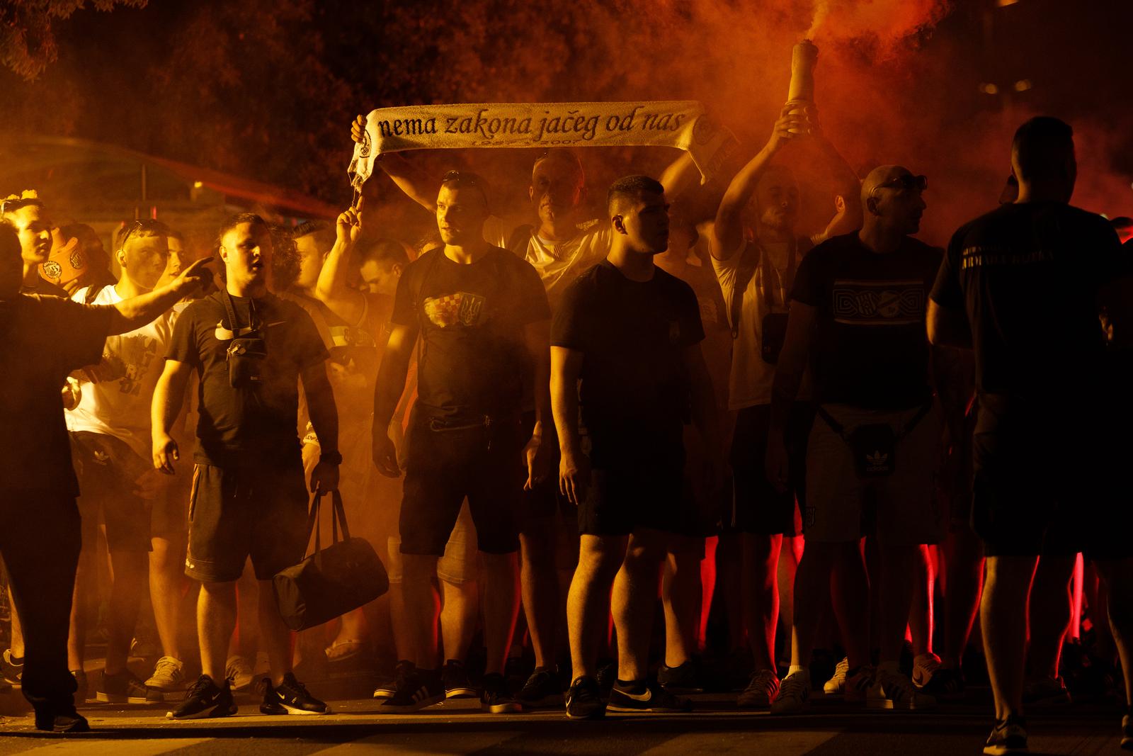 Baklje i dimne bombe u centru Rijeke: Armada krenula brodom na finale Kupa u Split Baklje i dimne bombe u centru Rijeke: Armada krenula brodom na finale Kupa u Split