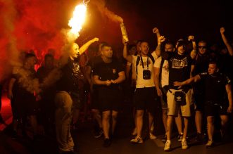 Baklje i dimne bombe u centru Rijeke: Armada krenula brodom na finale Kupa u Split Baklje i dimne bombe u centru Rijeke: Armada krenula brodom na finale Kupa u Split