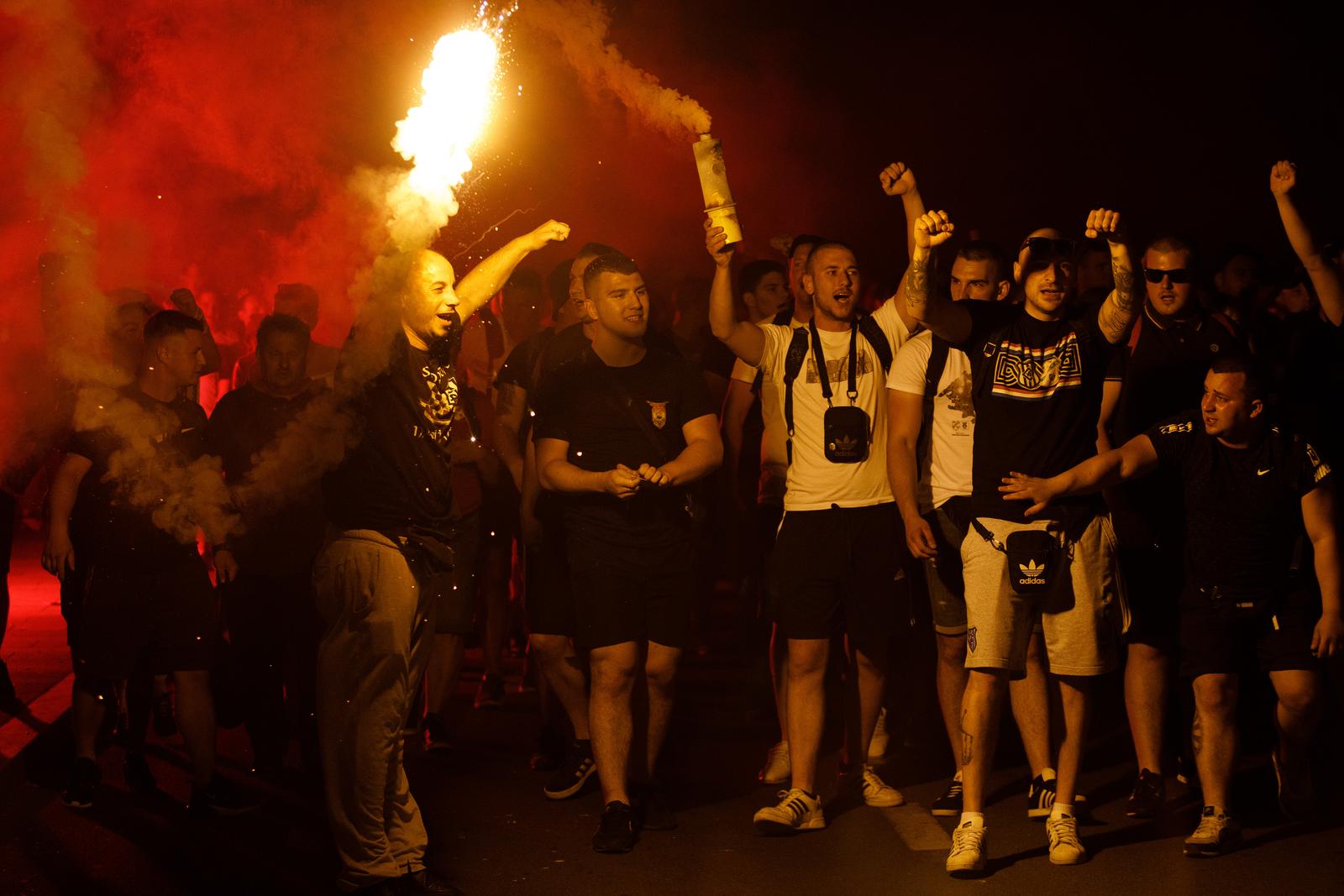 Baklje i dimne bombe u centru Rijeke: Armada krenula brodom na finale Kupa u Split Baklje i dimne bombe u centru Rijeke: Armada krenula brodom na finale Kupa u Split
