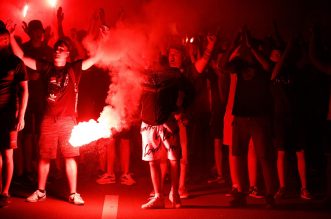 Baklje i dimne bombe u centru Rijeke: Armada krenula brodom na finale Kupa u Split Baklje i dimne bombe u centru Rijeke: Armada krenula brodom na finale Kupa u Split