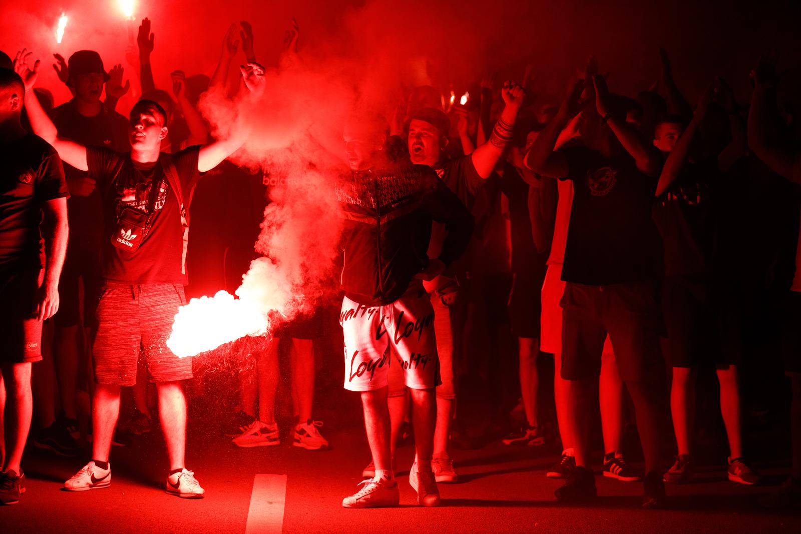 Baklje i dimne bombe u centru Rijeke: Armada krenula brodom na finale Kupa u Split Baklje i dimne bombe u centru Rijeke: Armada krenula brodom na finale Kupa u Split