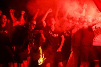 Baklje i dimne bombe u centru Rijeke: Armada krenula brodom na finale Kupa u Split Baklje i dimne bombe u centru Rijeke: Armada krenula brodom na finale Kupa u Split