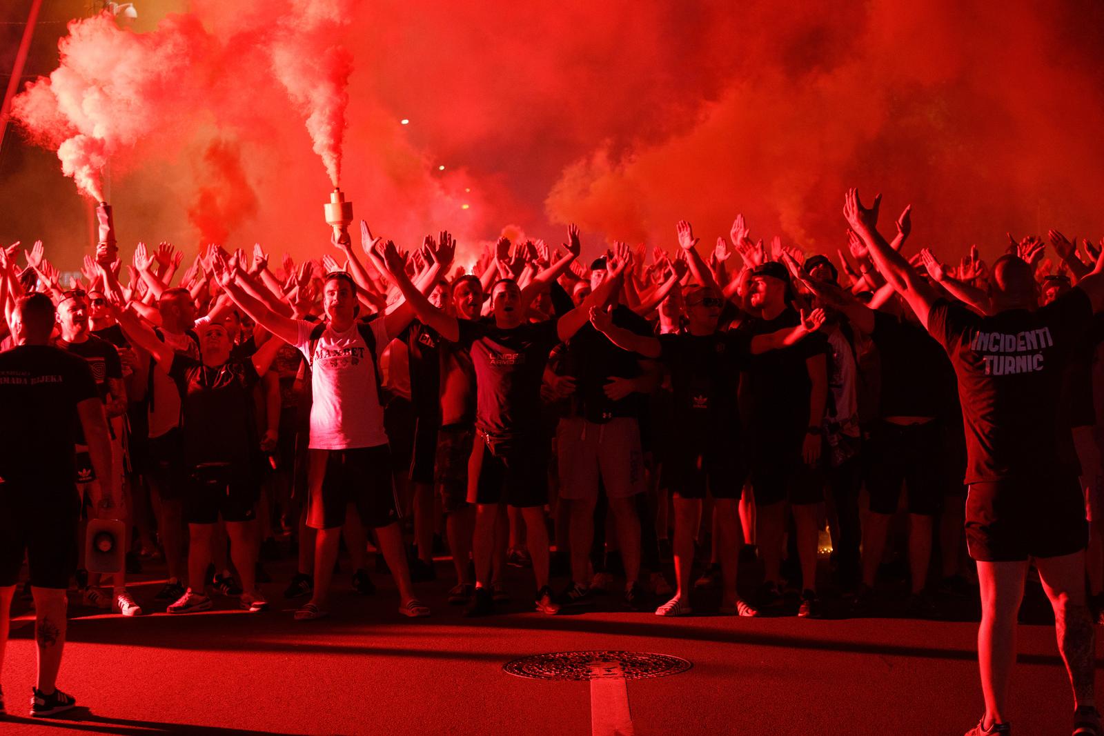 Baklje i dimne bombe u centru Rijeke: Armada krenula brodom na finale Kupa u Split Baklje i dimne bombe u centru Rijeke: Armada krenula brodom na finale Kupa u Split