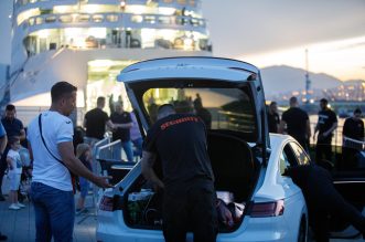 Baklje i dimne bombe u centru Rijeke: Armada krenula brodom na finale Kupa u Split Baklje i dimne bombe u centru Rijeke: Armada krenula brodom na finale Kupa u Split