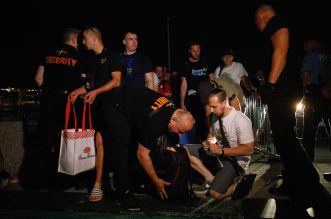 Baklje i dimne bombe u centru Rijeke: Armada krenula brodom na finale Kupa u Split Baklje i dimne bombe u centru Rijeke: Armada krenula brodom na finale Kupa u Split