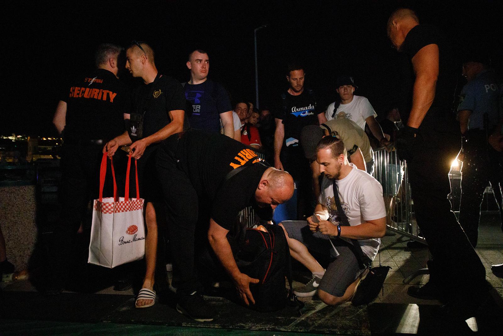 Baklje i dimne bombe u centru Rijeke: Armada krenula brodom na finale Kupa u Split Baklje i dimne bombe u centru Rijeke: Armada krenula brodom na finale Kupa u Split