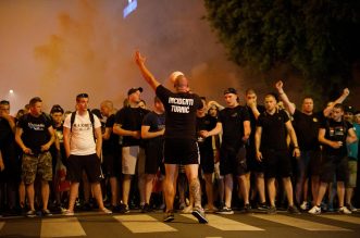 Baklje i dimne bombe u centru Rijeke: Armada krenula brodom na finale Kupa u Split Baklje i dimne bombe u centru Rijeke: Armada krenula brodom na finale Kupa u Split