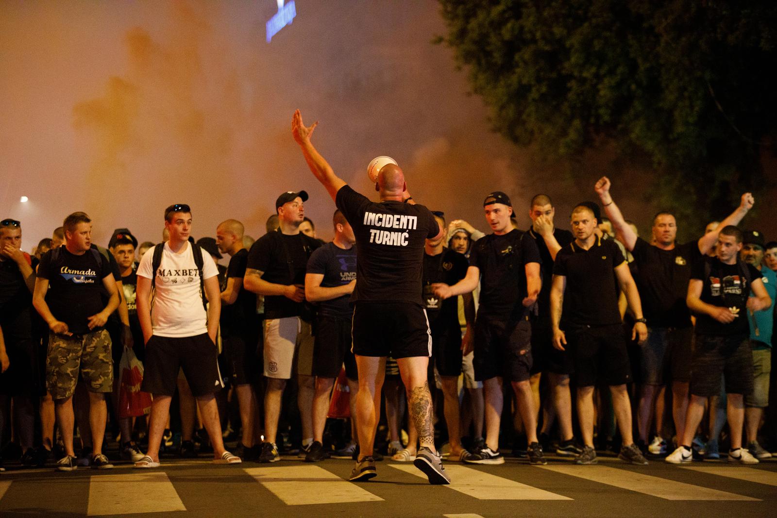 Baklje i dimne bombe u centru Rijeke: Armada krenula brodom na finale Kupa u Split Baklje i dimne bombe u centru Rijeke: Armada krenula brodom na finale Kupa u Split