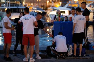 Baklje i dimne bombe u centru Rijeke: Armada krenula brodom na finale Kupa u Split Baklje i dimne bombe u centru Rijeke: Armada krenula brodom na finale Kupa u Split