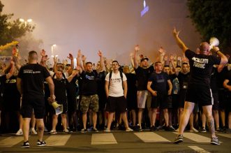 Baklje i dimne bombe u centru Rijeke: Armada krenula brodom na finale Kupa u Split Baklje i dimne bombe u centru Rijeke: Armada krenula brodom na finale Kupa u Split