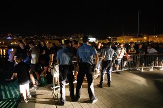 Baklje i dimne bombe u centru Rijeke: Armada krenula brodom na finale Kupa u Split Baklje i dimne bombe u centru Rijeke: Armada krenula brodom na finale Kupa u Split