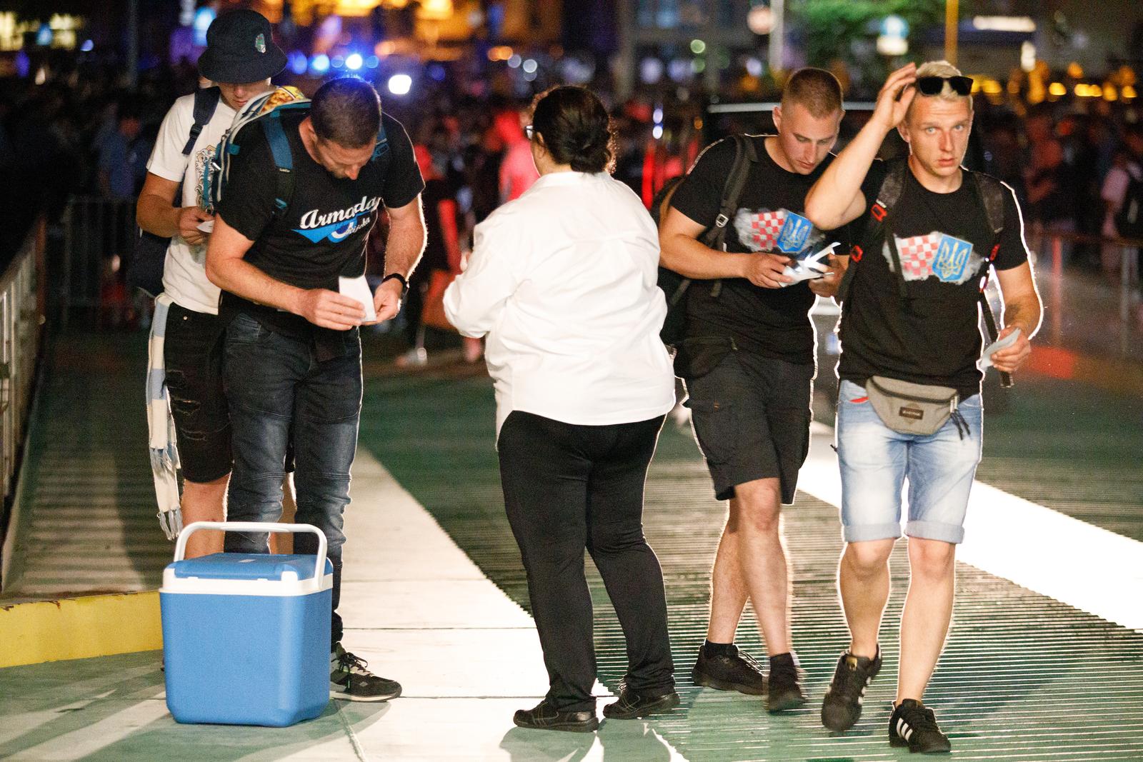 Baklje i dimne bombe u centru Rijeke: Armada krenula brodom na finale Kupa u Split Baklje i dimne bombe u centru Rijeke: Armada krenula brodom na finale Kupa u Split