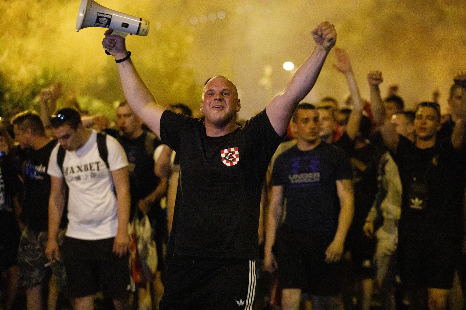 Baklje i dimne bombe u centru Rijeke: Armada krenula brodom na finale Kupa u Split Baklje i dimne bombe u centru Rijeke: Armada krenula brodom na finale Kupa u Split