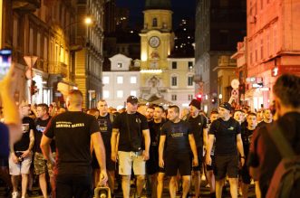 Baklje i dimne bombe u centru Rijeke: Armada krenula brodom na finale Kupa u Split Baklje i dimne bombe u centru Rijeke: Armada krenula brodom na finale Kupa u Split