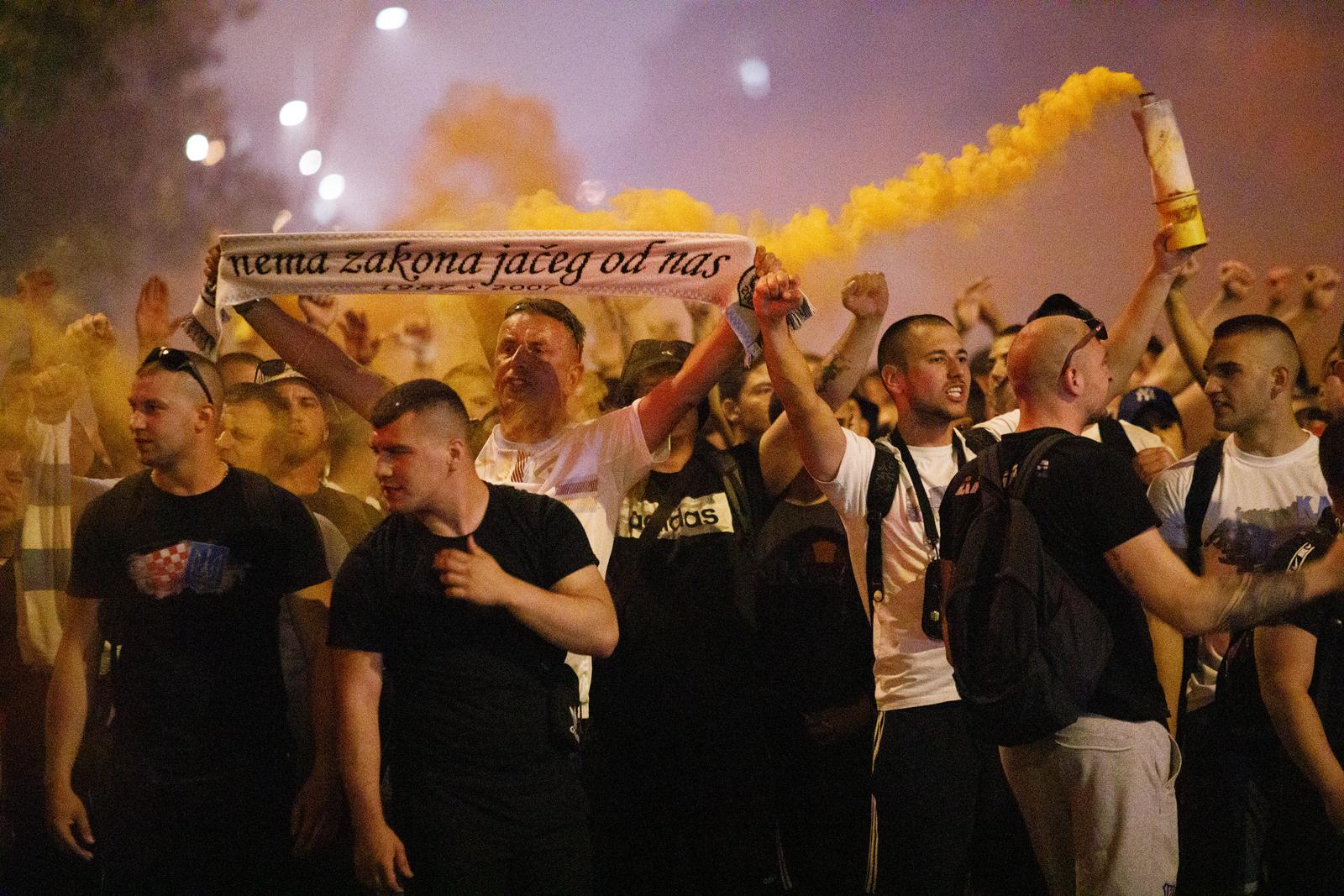 Baklje i dimne bombe u centru Rijeke: Armada krenula brodom na finale Kupa u Split Baklje i dimne bombe u centru Rijeke: Armada krenula brodom na finale Kupa u Split