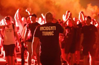 Baklje i dimne bombe u centru Rijeke: Armada krenula brodom na finale Kupa u Split Baklje i dimne bombe u centru Rijeke: Armada krenula brodom na finale Kupa u Split