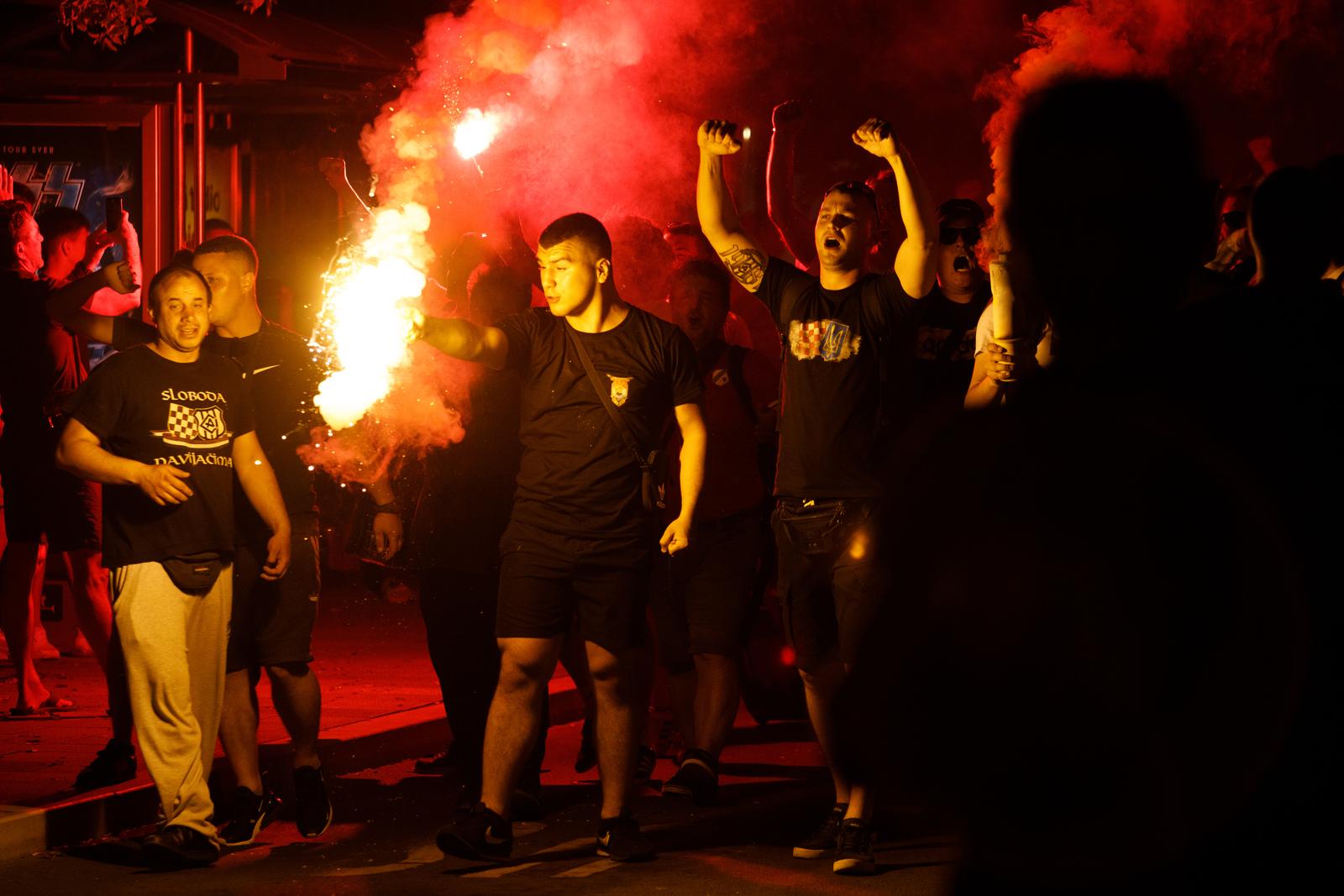 Baklje i dimne bombe u centru Rijeke: Armada krenula brodom na finale Kupa u Split Baklje i dimne bombe u centru Rijeke: Armada krenula brodom na finale Kupa u Split