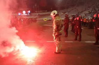 Split: Armada bacala baklje na svečanu ložu. Jedna je uletjela među uzvanike Split: Armada bacala baklje na svečanu ložu. Jedna je uletjela među uzvanike